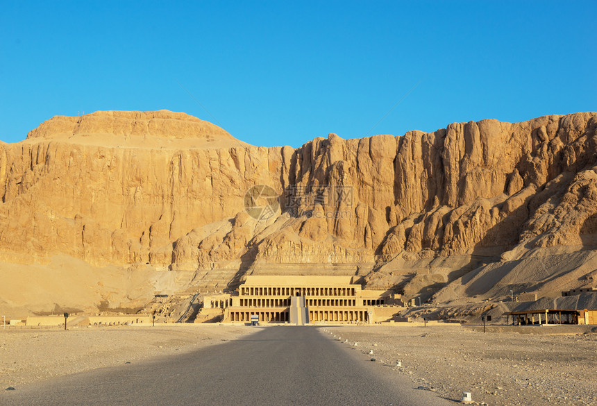 文明日出埃及卢克索沙漠的HatshepsutTemple公路日落历史图片