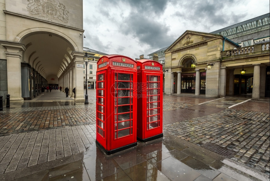 伟大的伦敦下雨天考文特花园市场红色电话亭英国伦敦下雨天考文特花园市场红色电话亭正方形活泼图片