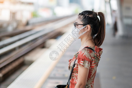 在车站戴防护口罩的女性图片