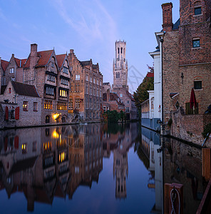 暮旅行清晨的心情比利时布鲁日的频道与古老建筑物在水面上反射拂晓图片