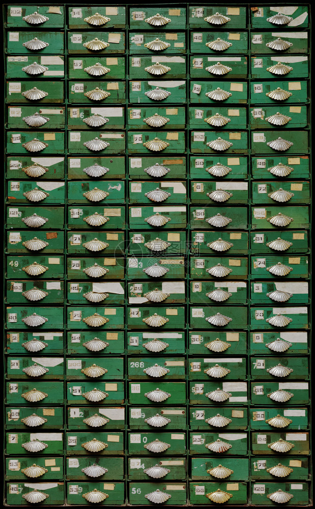 旧绿色金属柜子配木制抽屉旧绿色金属柜子装木制抽屉质地办公室组织图片
