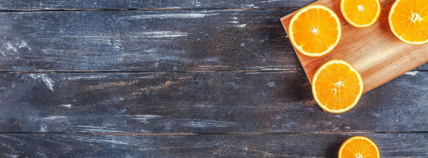 明亮的健康有创造力意黑暗风格平板最顶端是棕色木桌背景切割板上的新鲜橙子水果切片复制空间最小夏季鲜红柑橘成分用于博客或食谱书图片