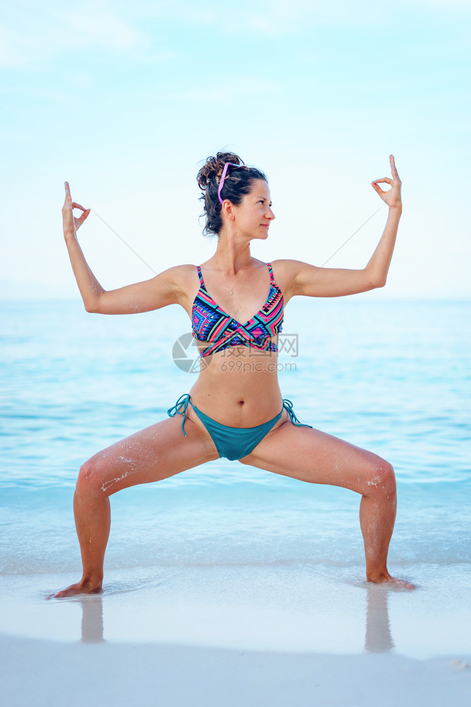 海洋女士年轻漂亮的黑人女孩在夏天比基尼泳衣练瑜伽的女孩比基尼泳衣在海边滩上做瑜伽在阳光明媚的假期里海滨图片