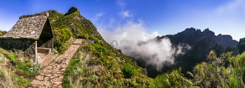 在马德拉岛山丘远行为皮科鲁伊沃穿越云端的最高点景观谷顶峰图片