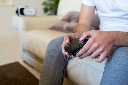 娱乐游戏玩家在沙发上电子游戏的人脑图片
