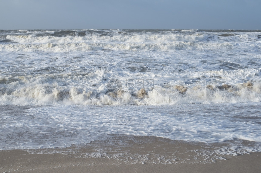 运动阿尔滕堡海滩从沙上看到的暴风海从滨上看到高浪的暴风海图片
