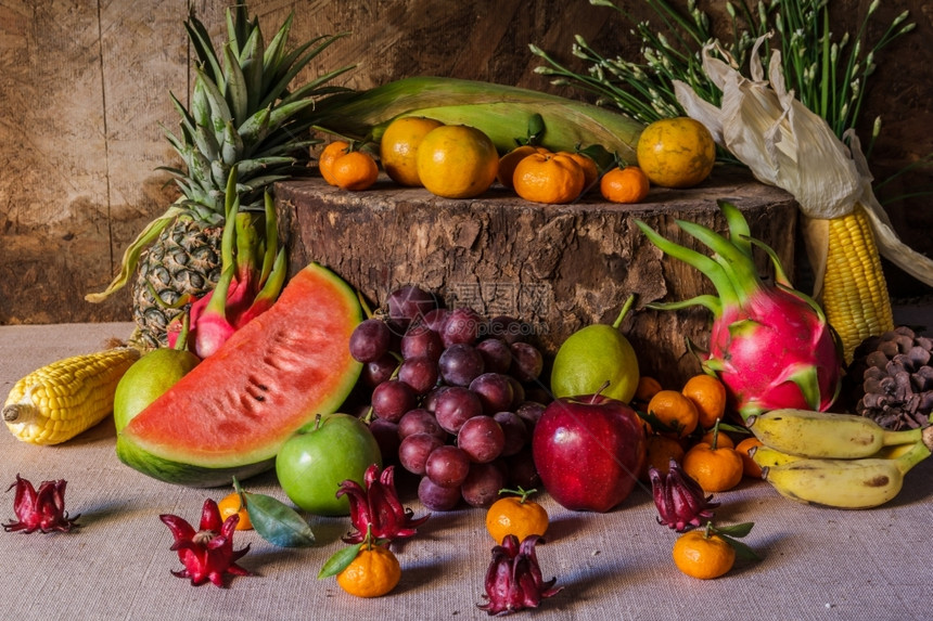 食物南瓜新鲜的仍然活在厨房里满是果实的木材上图片