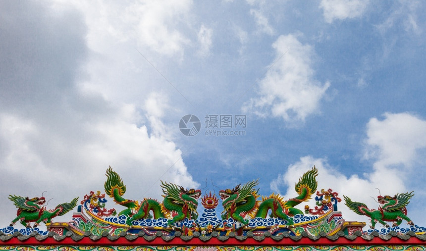 雕像龙在屋顶上蓝天的龙亚洲细节图片
