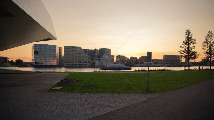 快乐的荷兰阿姆斯特丹港口区上空日落位于荷兰阿姆斯特丹多云的现代图片