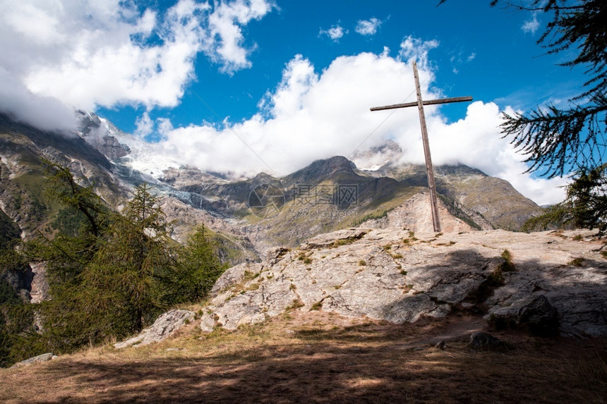 一种宗教爬坡道高山包含大木的高山景观奥地利夏季蓝天的美丽山景高奥地利蓝天的美丽山景图片