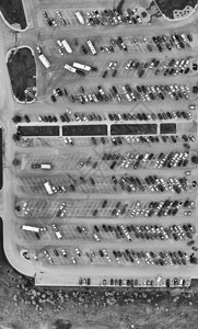 机场拥挤的停放车场满载汽空中全景音乐满的高架图片