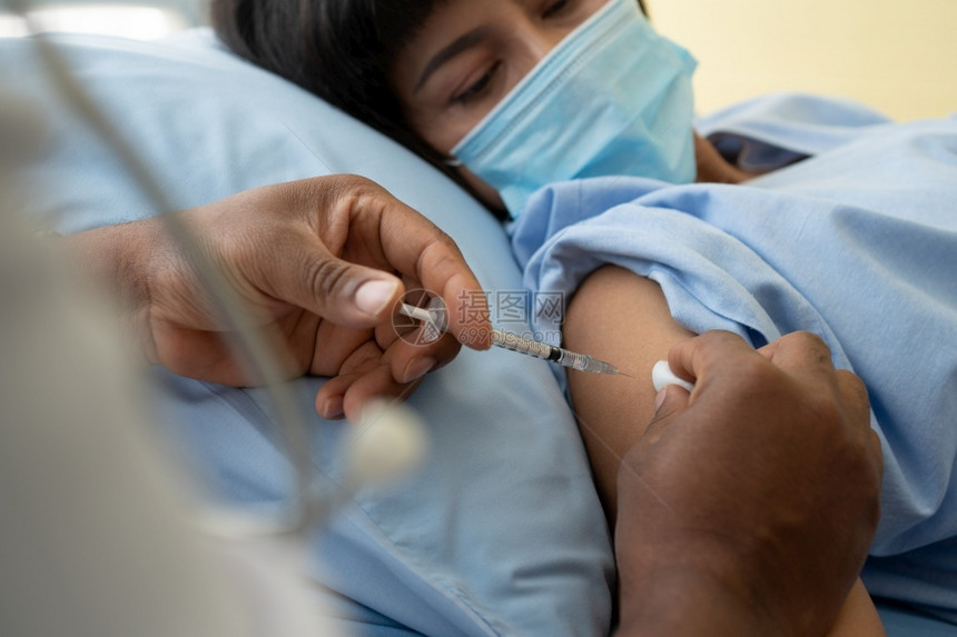 医生戴口罩为病人接种预防冠状流感疫苗特性小图片