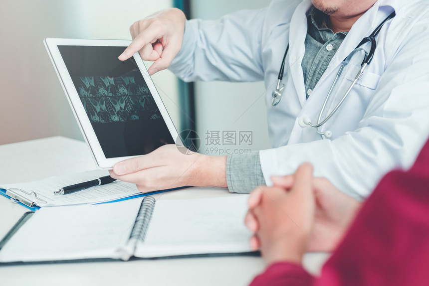 诊断医生咨询病人在数字平板电脑片上提交结果X光片的病人关于问题的医生咨询癌症学家X射线图片