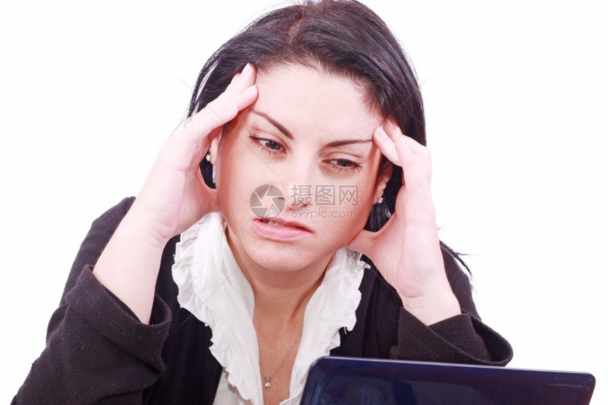 工作单位办公室的女累青年妇头痛白孤立地感到头痛疼工作场所保密图片