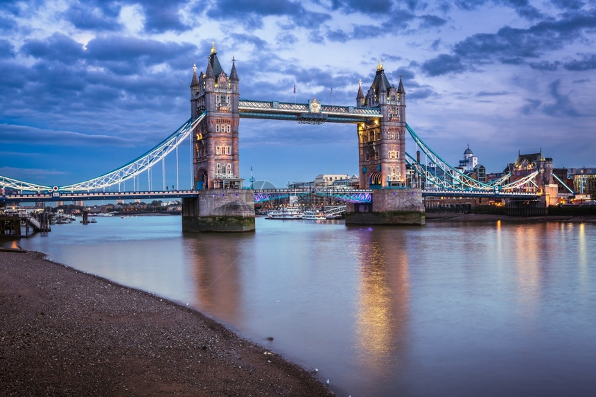 联合王国伦敦日落时著名的塔桥河电云图片