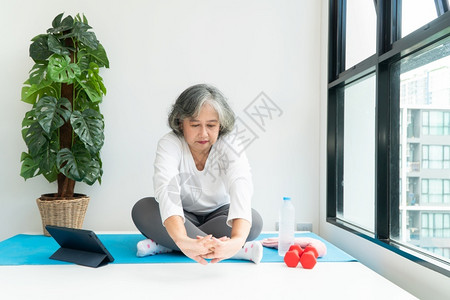 居家运动拉伸的老年女性图片