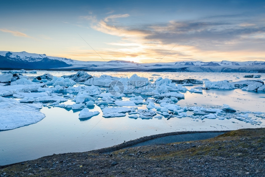 冒险冰岛Jokulsarlon冰川环礁湖日落时冰山景象气候极图片