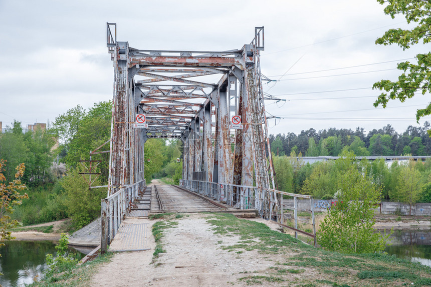 旧铁桥断裂建筑和自然视图河水旅行照片20195295拉脱维亚工程2019年图片