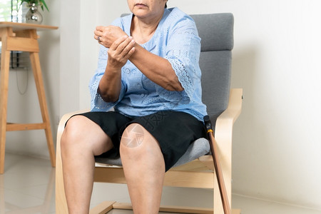 老年妇女的手腕疼痛高龄概念的保健问题伤害养老金领取者关节炎图片