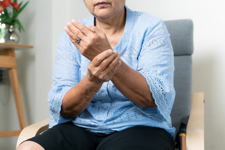 遭受老年妇女的手腕疼痛高龄概念的保健问题人类苦恼图片
