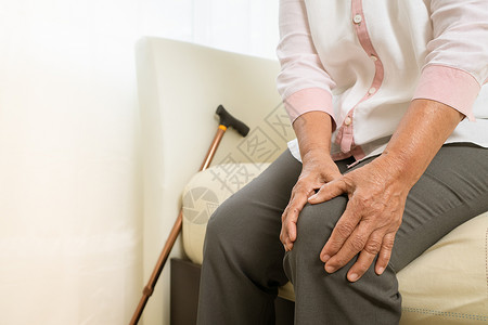 膝盖疼痛的老年妇女特写图片