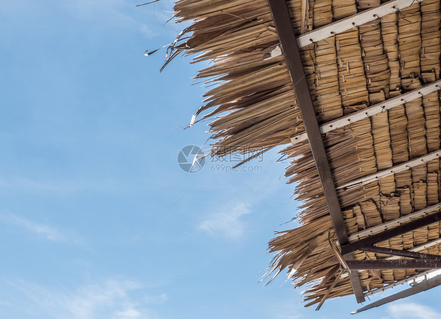传统棕榈屋顶在清蓝天空下农村小屋的金属架子上亚洲黄色的传统图片