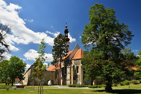 旅行与捷克奥斯拉瓦尼城堡花园的美丽古屋老图片