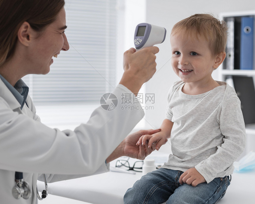 检查婴儿体温的医生清理人们疗的图片