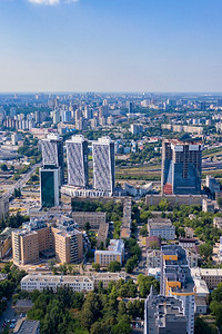 地平线基辅住宅区的空中摄影以住宅区绿色公园和在建的新摩天大楼城市摄影垂直图像复制空间中摄影城市住宅区和绿色公园在夏季蓝阴霾和阳光街道高清图片素材
