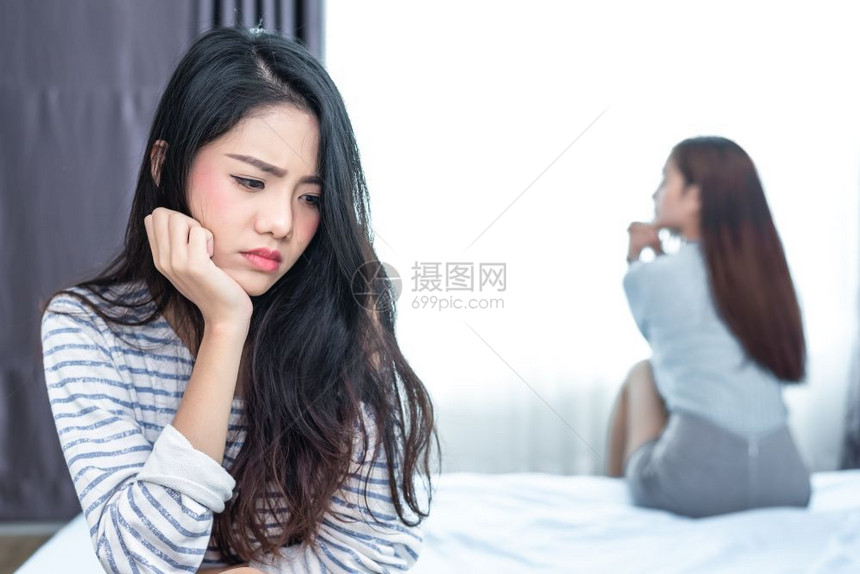 担心沉默的已婚女者在与卧室情人发生冲突后强调与床上情人的冲突后在严肃和消极的思考中感到沮丧和不愉快的女概念生活方式和家庭问题概念图片