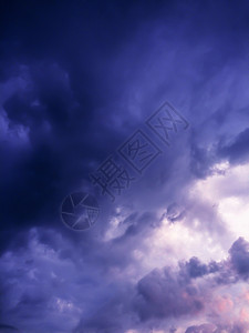 湍流危险对比黑暗天空和云雨前戏剧暴风云紧闭的黑运动光辉风暴般的天空与乌云相伴而来健康状况高清图片素材