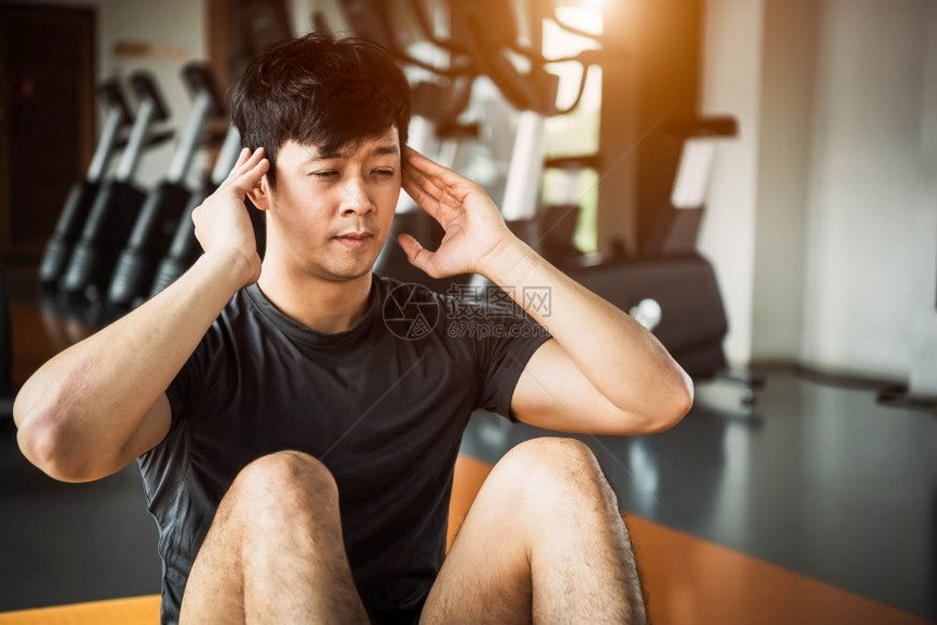 男亚洲运动员在健身馆房的瑜伽垫上做紧缩或坐姿并配有健身设备背景材料办公室工作人员生活方式和体育锻炼概念工作人员强的姿势图片