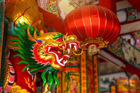 天堂宗教美丽的龙和红灯笼在神庙新年庆典的圣殿上人图片