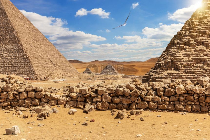 建造历史埃及吉萨沙漠中的大金字塔埃及吉萨沙漠中的大金字塔热图片