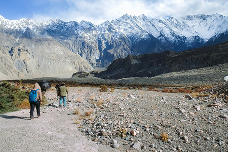 鹅卵石小道步行人们沿着巴基斯坦Baltistan的PasuGilgit的漫步小道行走鹅卵石背景