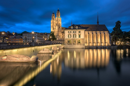 格罗斯门特教堂和林马河晚夜瑞士苏黎世标志建筑学冲天炉图片