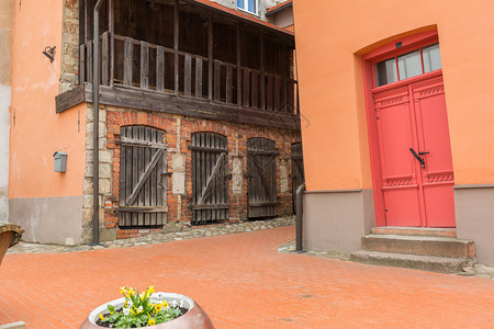 陈年闹鬼户外城市塞西拉脱维亚Cesis旧橘子屋和红门背景图片