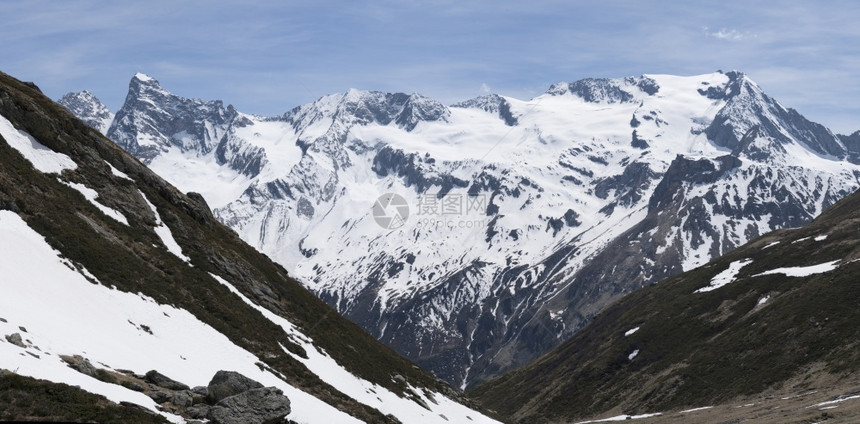 旅行阿尔卑斯山上的雪水流过瀑布丰富多彩的法国图片