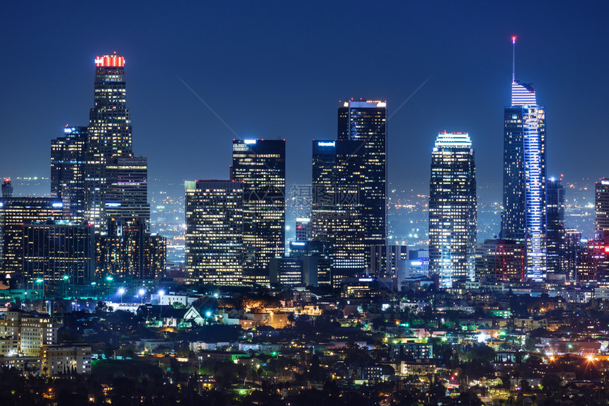 洛杉矶市中心晚上的天线日落云目地图片