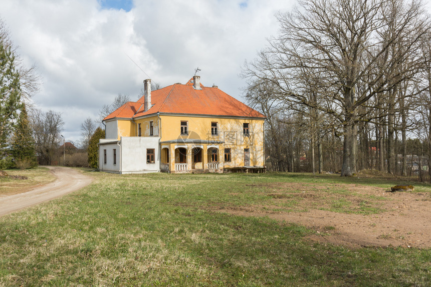 城市塞西拉脱维亚Cesis旧黄屋和树草建筑学乡村的图片