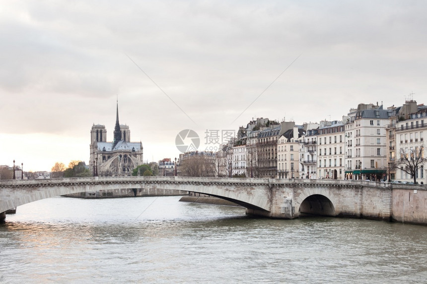 法国巴黎塞纳河上的圣路易斯岛巴黎圣母院和塞纳河上的巴黎圣母院公寓旅游城市景观复制图片