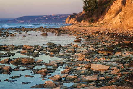 风景在黑海的一块石头岸线上平面风向放松模糊背景太阳自然背景图片