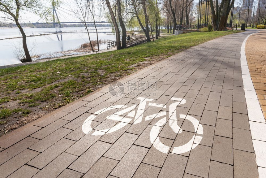 运动安全乌克兰基辅纳塔卡公园一车道上的白色自行车路标图片