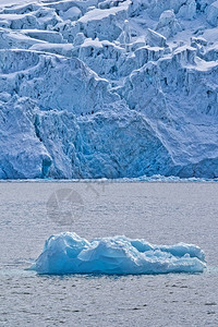 变暖海深蓝冰川阿尔伯特一地北极斯匹茨贝根瓦尔巴挪威欧洲海岸图片