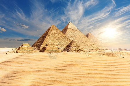 门考雷纪念碑埃及日落时的吉萨金字塔开罗图片