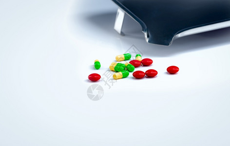 绿黄胶囊药物图片