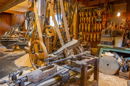 安卓机传统工作荷兰制造鞋类的旧制木工机械讲习班内地荷兰老式圆形手工艺机讲习班内荷兰全国鞋类工厂背景