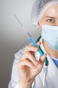 一名女医生手拿针筒注射器图片