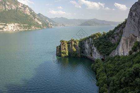 平静的伯加莫意大利拉夫雷附近博根湾右岸Iseo湖空中观察欧洲天堂图片