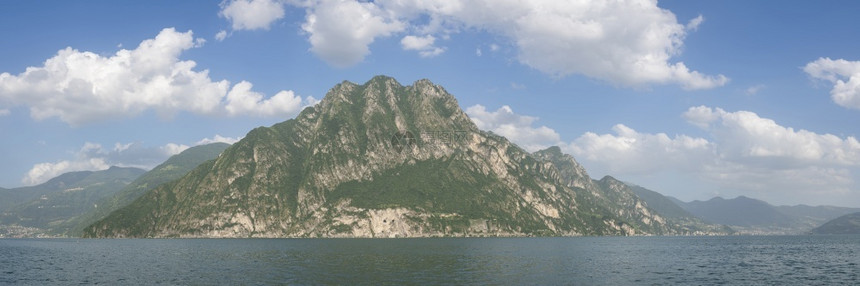 海岸目的地博恩Iseo湖及其周围山脉的全景意大利Bergamo图片